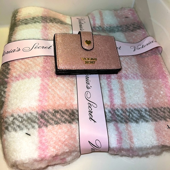 Victoria's Secret Accessories - ❌SOLD❌ Victoria’s Secret BUNDLE - accordion card holder & Blush pink gray scarf